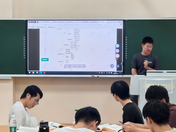 学生分组进行课后作业分享