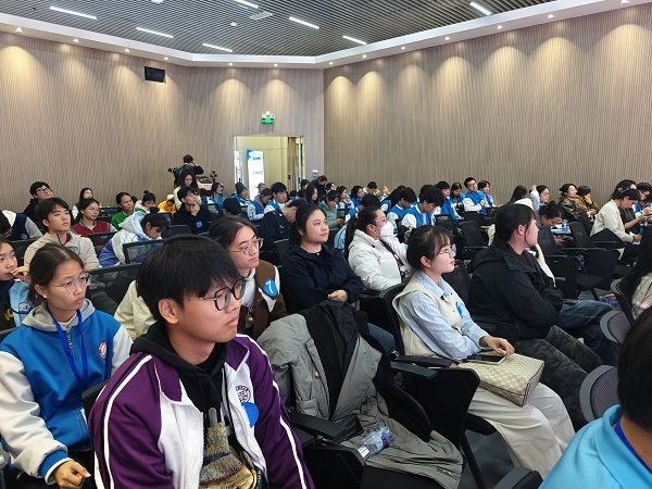 参赛选手及观众认真观看比赛