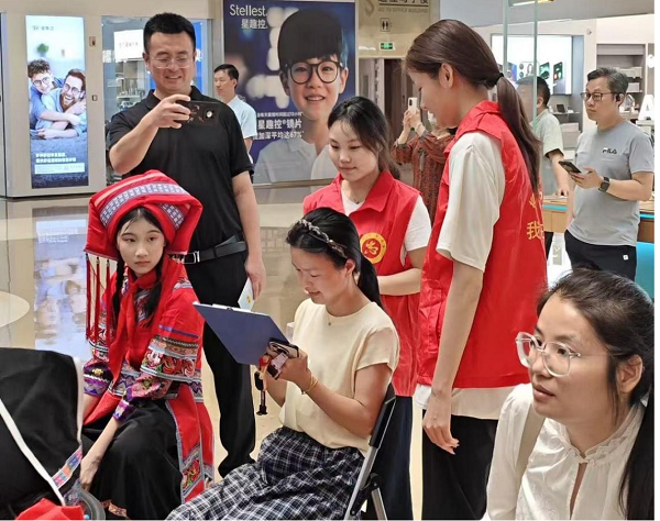 志愿者给市民发放税务宣传资料