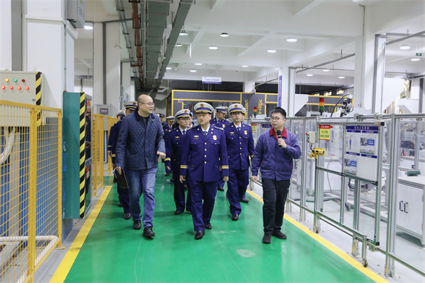 调研组参观工业机器人训练中心