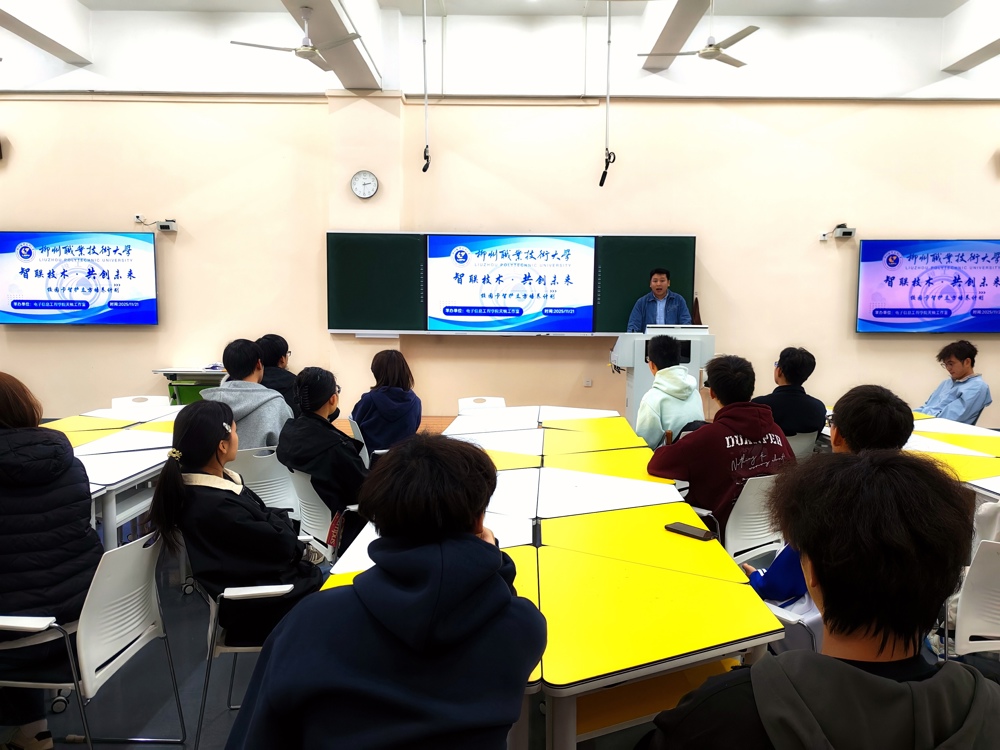 罗强老师在向学生介绍校园卡应用场景