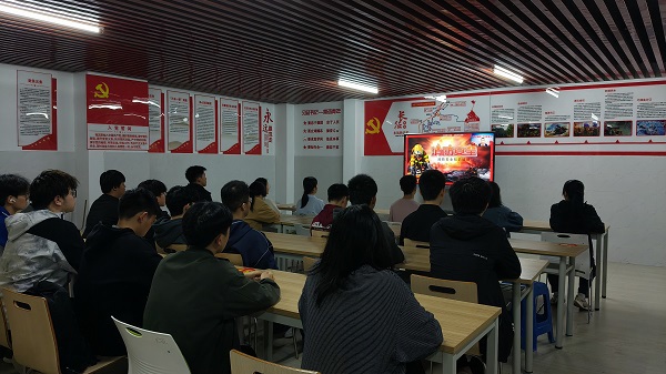 院团委组织宿舍长、团学干部代表在一站式学生社区集中观看防火安全线上讲座