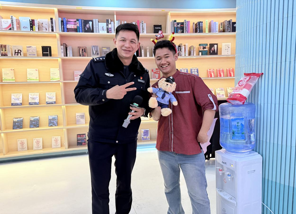官塘派出所覃云副所长做假期安全宣传及赠送礼品