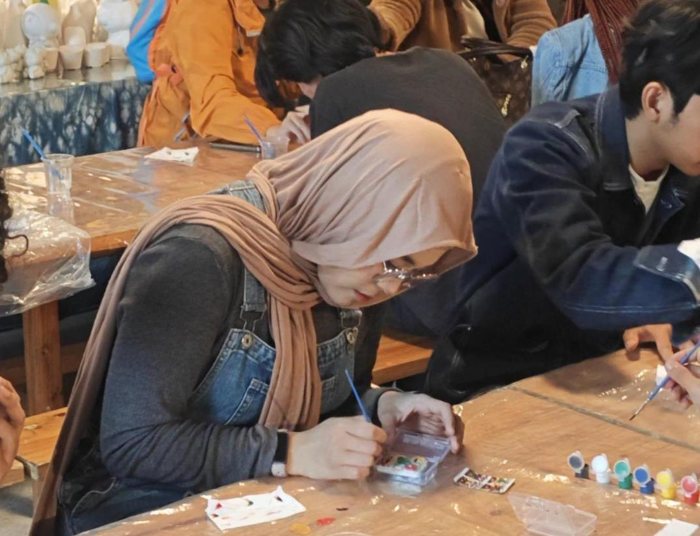 beat365官网组织留学生走进融水梦呜苗寨体验“广西三月三”民俗