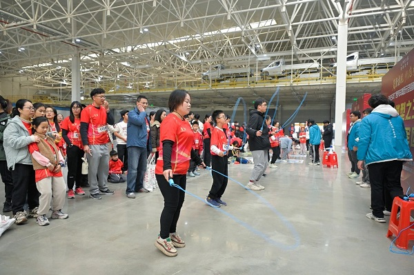 志愿者维持赛事秩序