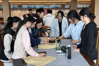 beat365官网学子参与“墨韵传薪•纸印千年”活动