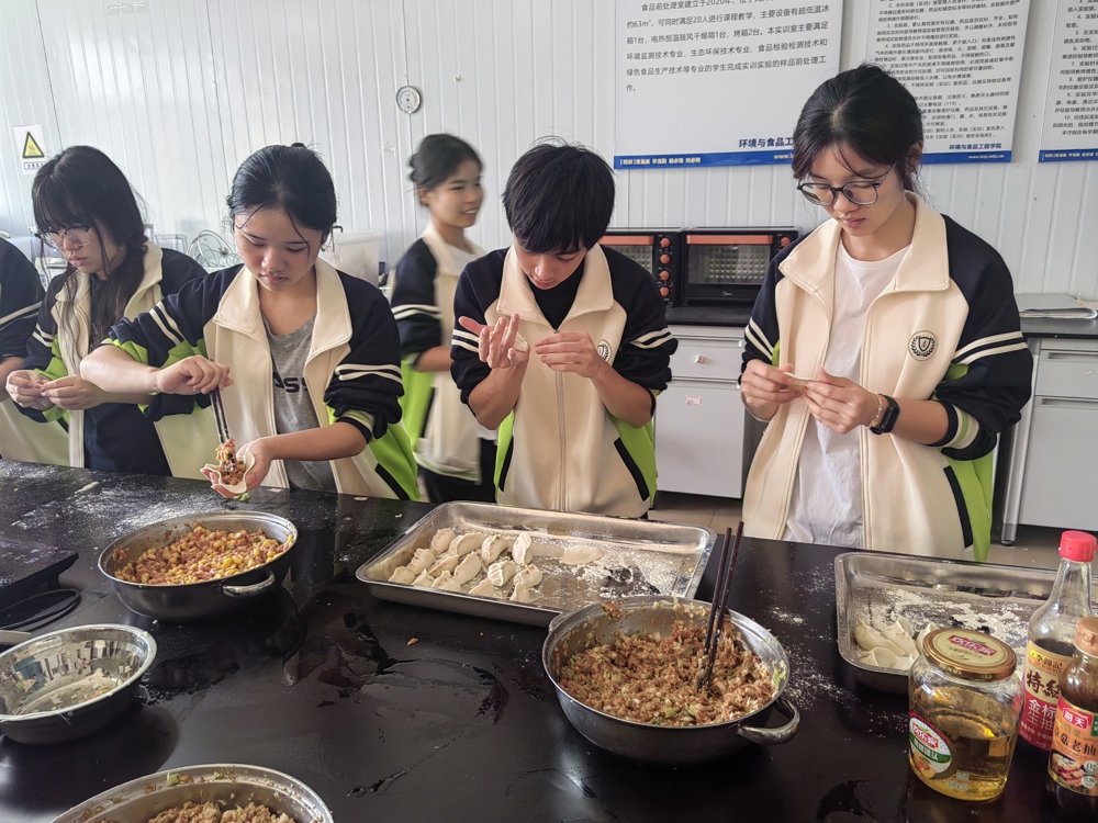 同学们认真学习包饺子