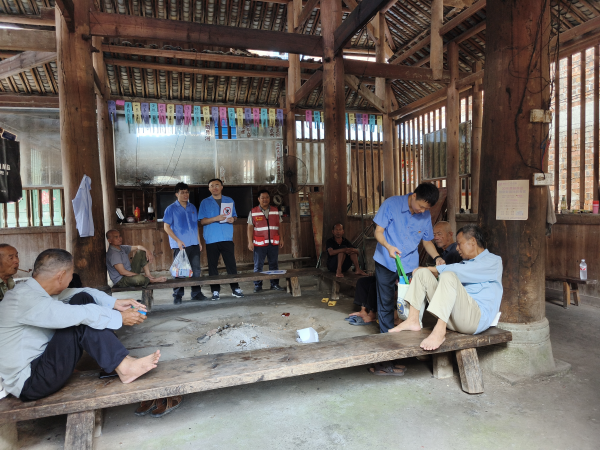 宣讲用电安全知识、发放有奖问答奖品