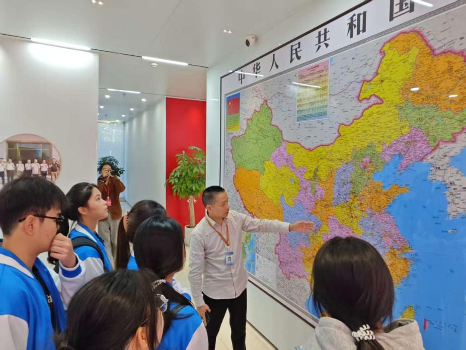 官塘校区学生走进广西中柳食品科技有限公司