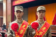 beat365官网双胞胎学子携手入伍
