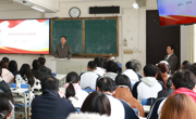 校领导走上讲台讲授思政课