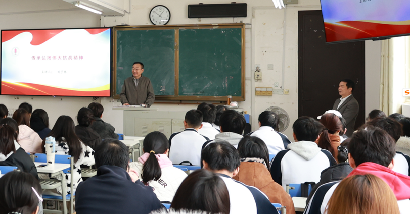 校领导走上讲台讲授思政课
