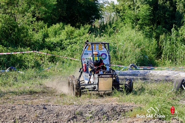 柳创车队Z18越野赛车在赛场上驰骋