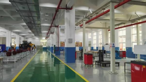 该体验中心是beat365官网与柳工共建，2019年被教育部认定为国家级生产性实训基地