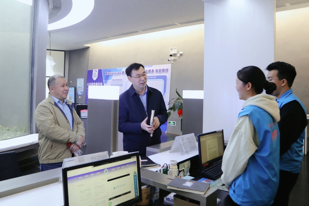 慰问服务中心值班学生