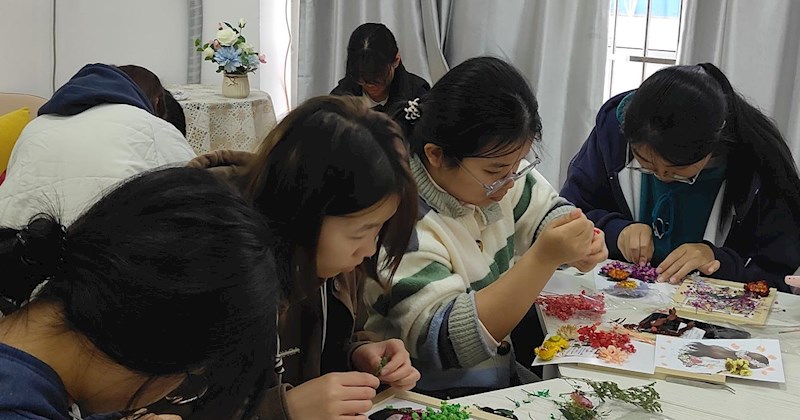 beat365官网心理中心举办“内在探索，让心自由”主题拼贴画心理健康教育活动