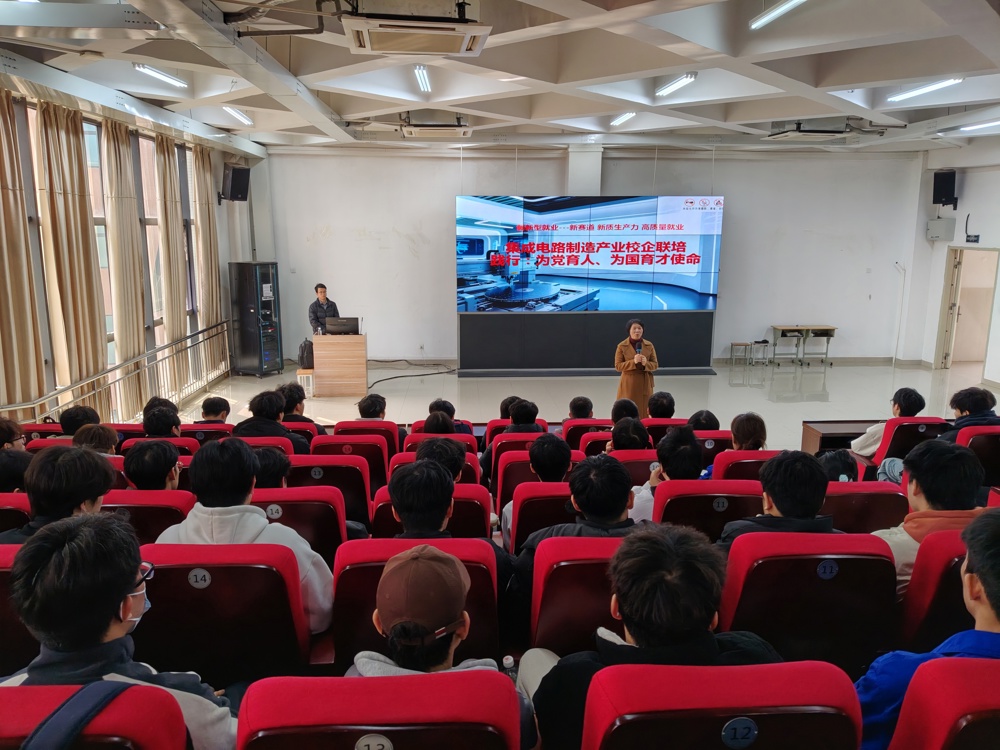 陈冬玲主持宣讲